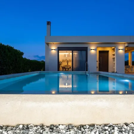 Solace, A Serene Retreat With Heated Pool By Mindyourvilla Koukounariá