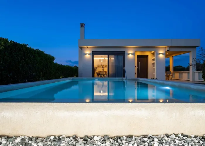 Solace, A Serene Retreat With Heated Pool By Mindyourvilla Koukounariá