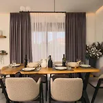Solace, A Serene Retreat With Heated Pool By Mindyourvilla וילה