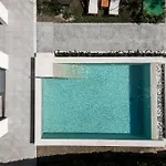 Solace, A Serene Retreat With Heated Pool By Mindyourvilla וילה Koukounariá